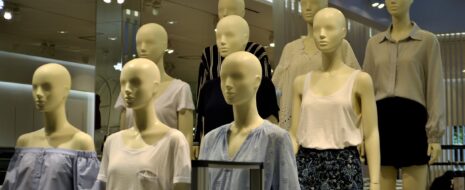 Im Jahr 2024 zeigt sich die Modewelt erneut als facettenreich und innovativ, indem sie alte Trends neu interpretiert und futuristische Einflüsse integriert. Nachhaltigkeit und Individualität bleiben wichtige Schlagworte, aber neue [&hellip;]